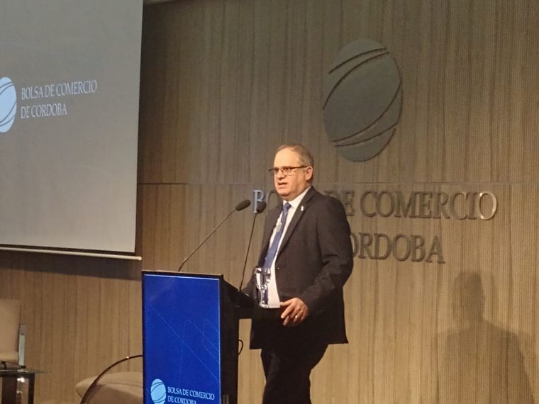 FOTO: El embajador israelí en la Bolsa de Comercio de Córdoba. 