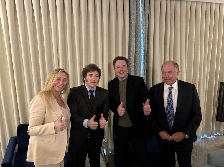 FOTO: Javier Milei junto a Elon Musk y el resto de la delegación argentina.