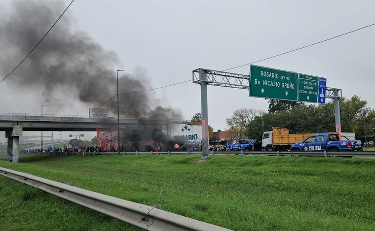 FOTO: Piquete en uno de los accesos a Rosario.