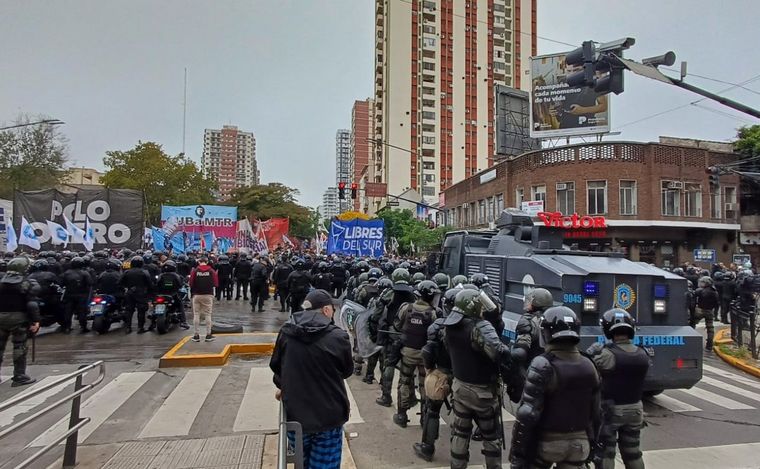 FOTO: Marchas en Buenos Aires: aplican el protocolo antipiquete. (Orlando Morales/Cadena 3)