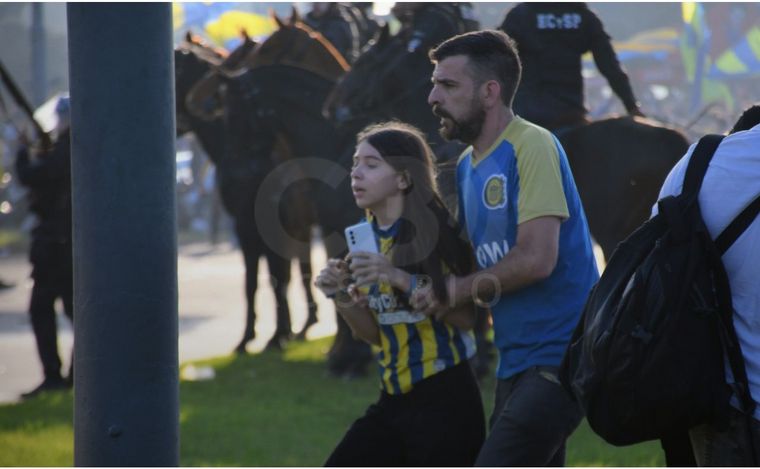 FOTO: Batalla campal en las cercanías del Gigante de Arroyito antes del partido. 