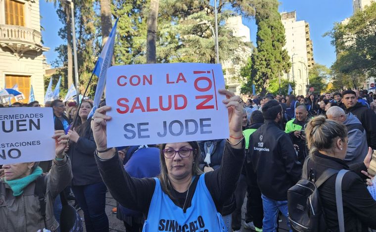 FOTO: Distintos gremios se manifestaron frente a la sede de IAPOS en Rosario. 