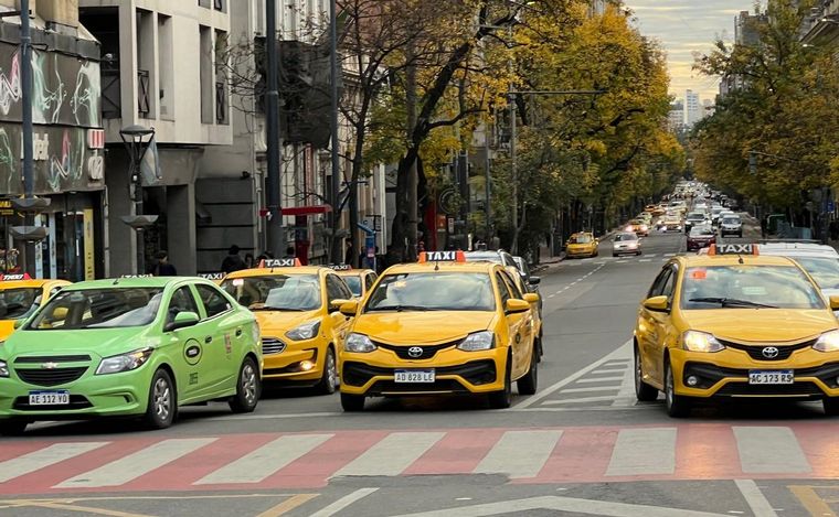 FOTO: Taxis y remises en Córdoba. (Foto: Daniel Cáceres/Cadena 3)