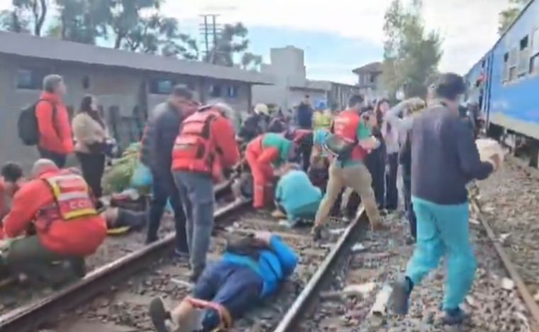 FOTO: Decenas de heridos por un choque de trenes en Buenos Aires.