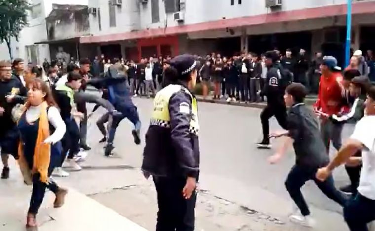 FOTO: Más de 30 adolescentes, a las piñas en Tucumán. (Foto: captura de video)