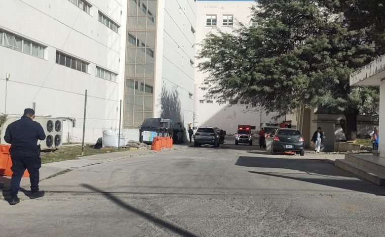 FOTO: Incendio en el Hospital Córdoba: Bomberos controlaron el fuego y no hay heridos.