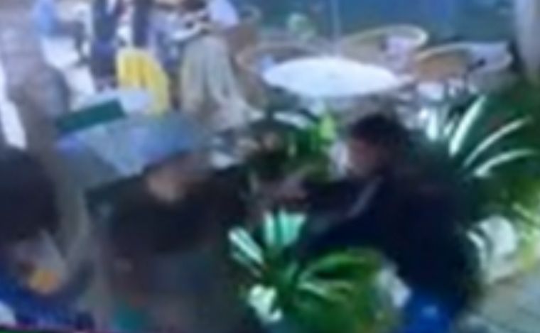 FOTO: Un vendedor ambulante ataca a un trabajador del bar (Foto: capturavideo).