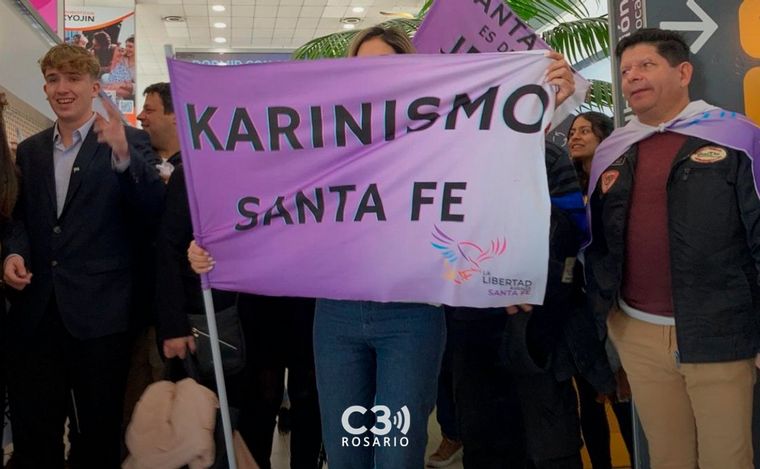 FOTO: Libertarios esperaron a Karina Milei en el Aeropuerto de Rosario.