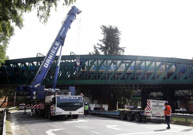 FOTO: Trabajan para remover los vagones afectados por el choque en Buenos Aires. (NA)