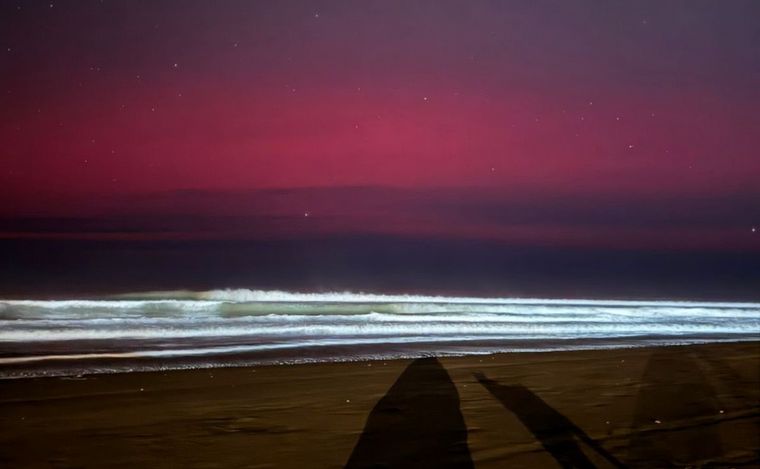 FOTO: Las auroras australes en Pinamar. (Foto:@beluguardia en X)