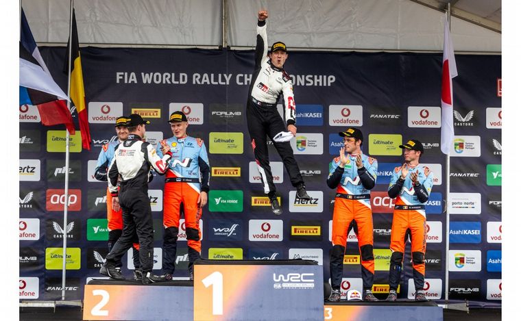 FOTO: Ogier salta de alegría en el podio por su 6a. victoria en Portugal