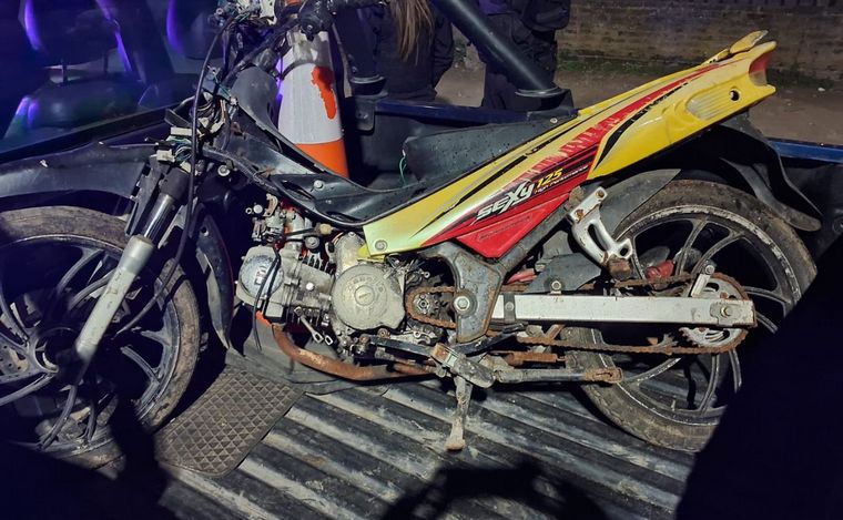 FOTO: Los efectivos también secuestraron una moto.