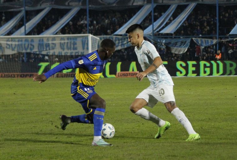 FOTO: Joaquín Pereyra fue la figura del encuentro ante Boca en Tucumán.