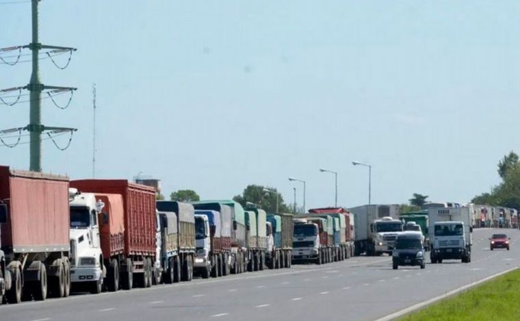 FOTO: Gran cantidad de camiones en las rutas de la zona.