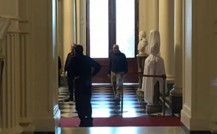 FOTO: Este lunes fue instalada la figura de Menem, que quedó cubierta por una tela.