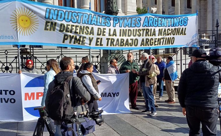 FOTO: La Industria Pyme marcha en el Congreso contra la Ley Bases y el RIGI.