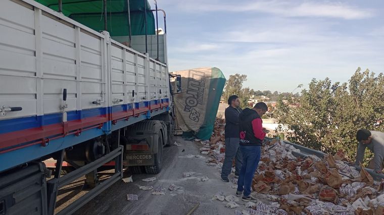 FOTO: Volcó un camión con miles de kilos de azúcar. 