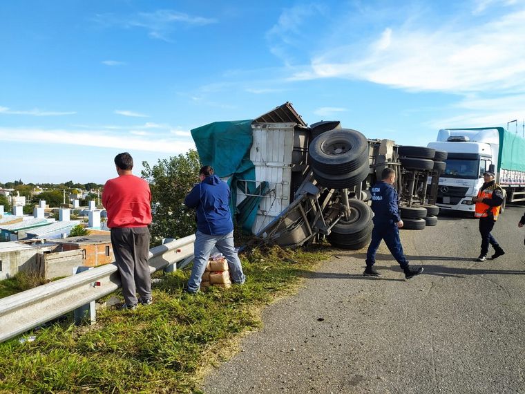 FOTO: Volcó un camión con miles de kilos de azúcar. 