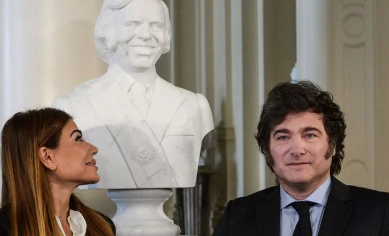 FOTO: Javier Milei y Zulemita Menem, con el busto de Carlos Menem atrás. 