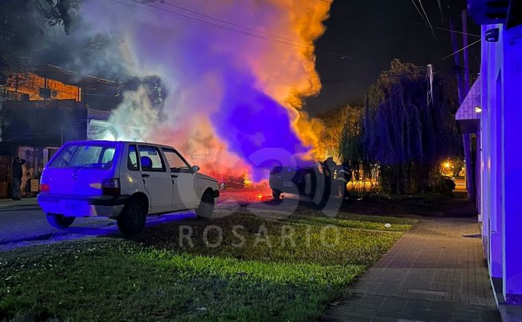 FOTO: El Fiat Siena se incendió durante la madrugada de este miércoles. 