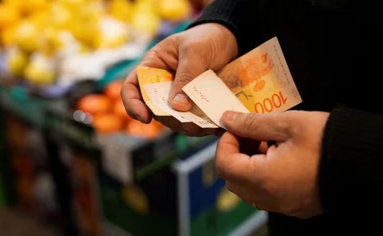 FOTO: Contando los pesos: la postal de los argentinos en los supermercados.