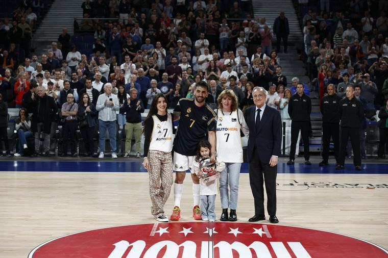 FOTO: Campazzo junto a su familia y Florentino Pérez. (Foto: Liga Endesa)