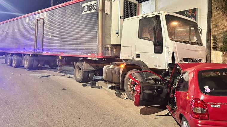 FOTO: Impresionante accidente entre un camión y un corsa