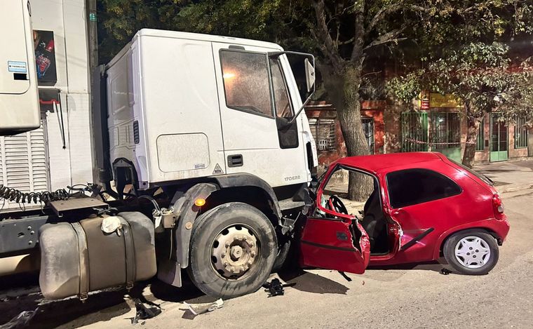 FOTO: Impresionante accidente entre un camión y un Corsa: un herido