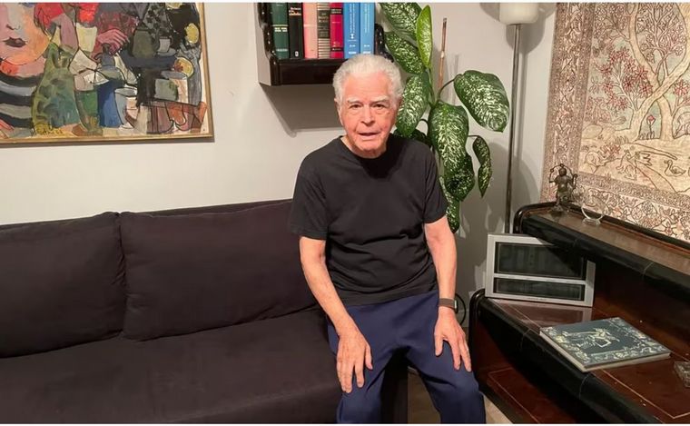 FOTO: Alberto Chab, médico psicoanalista de 97 años, se hizo viral en TikTok.