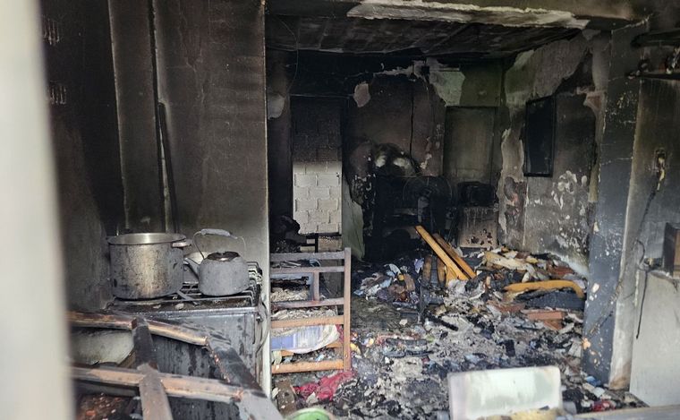 FOTO: Los restos de la vivienda incendiada. Afortunadamente no hubo heridos. 