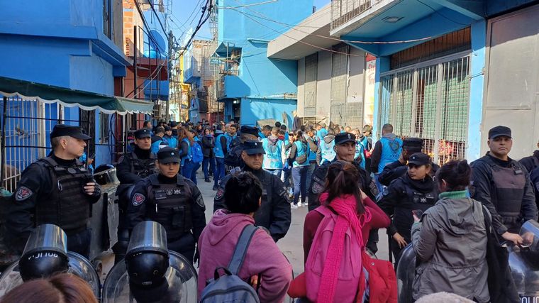 FOTO: Desalojaron un edificio en Villa 31 y hubo conflictos