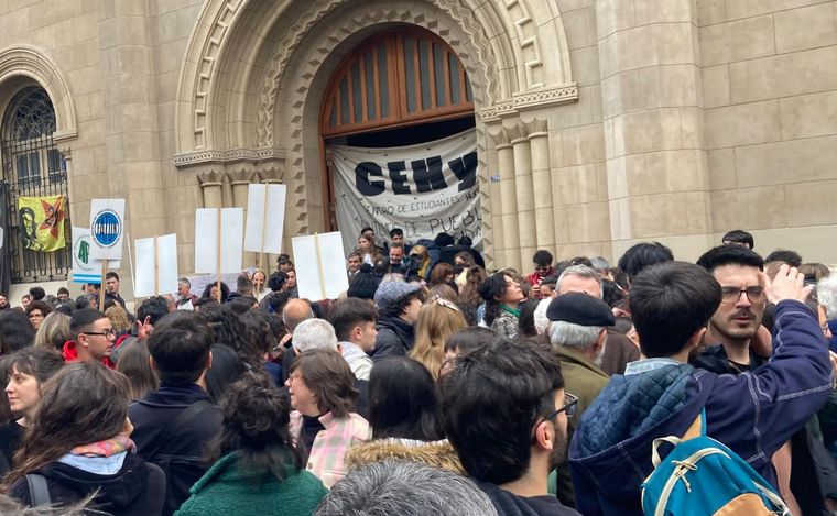 FOTO: Acto de repudio a amenazas contra estudiantes de la UNR: 