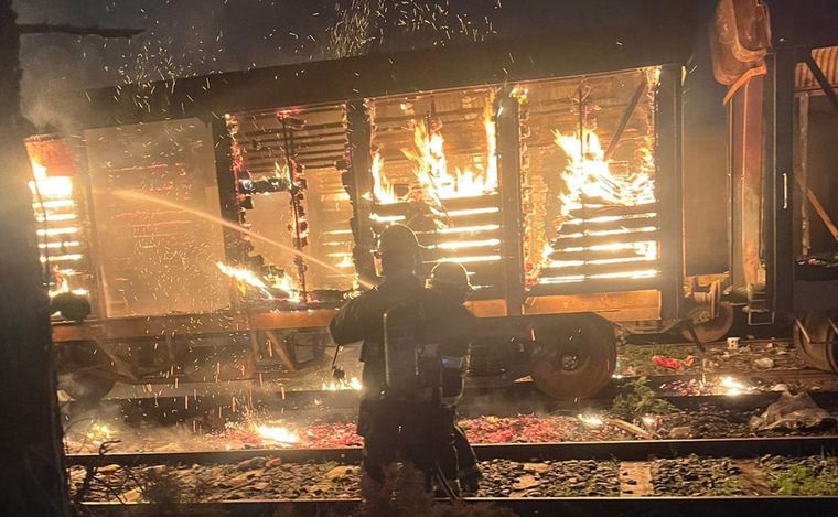 FOTO: El vagón de tren en llamas. Los Bomberos Zapadores sofocaron el incendio.