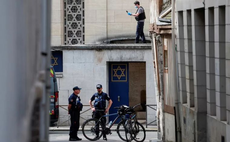 FOTO: La Policía trabaja frente al templo (Foto: Reuters)