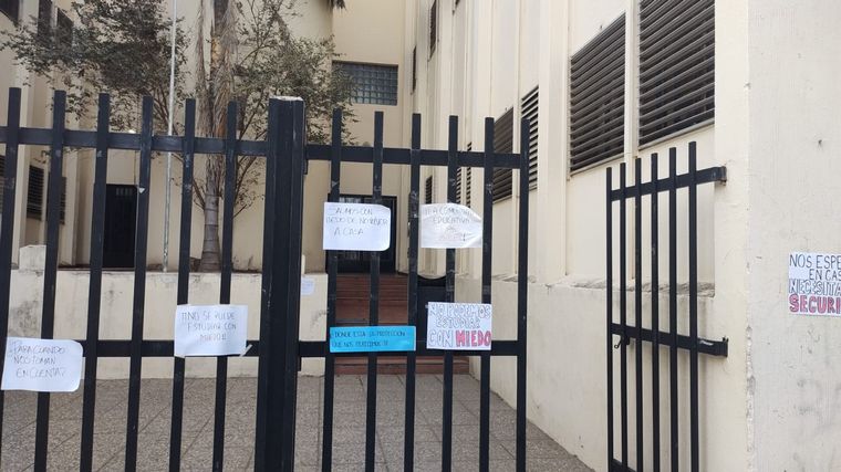FOTO: Estudiantes de la escuela Sabatini exigen mayor seguridad por creciente inseguridad
