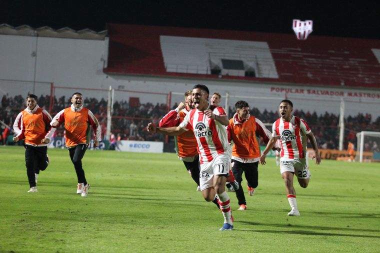 FOTO: Rodríguez festeja su golazo ante Unión. (Foto: Daniel Cáceres/Cadena 3)