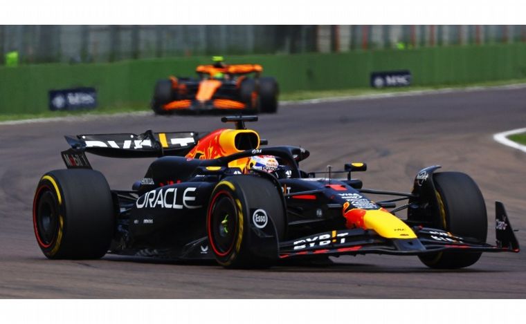 FOTO: Faltan pocas vueltas y Norris comienza su acercamiento a Verstappen, en Imola