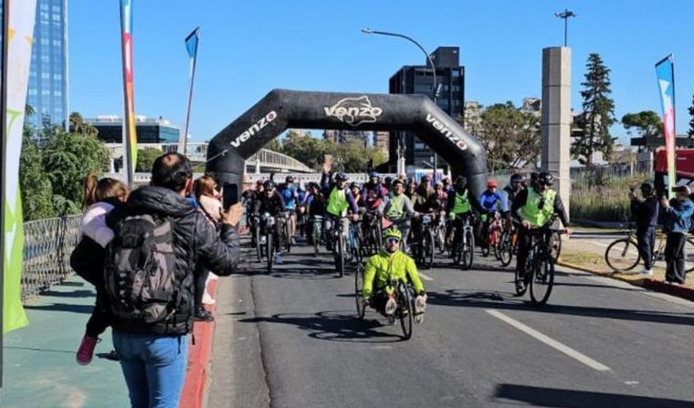 FOTO: El buen tiempo acompañó a los ciclistas que participaron del evento. 