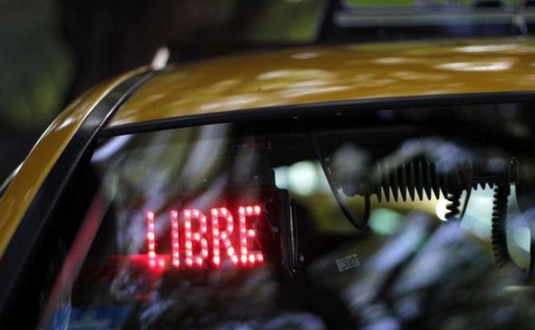 FOTO: La tarifa de taxis, nuevamente en discusión.