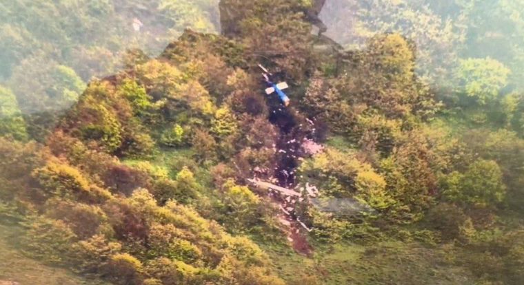 FOTO: El helicóptero, destruido en al montaña.