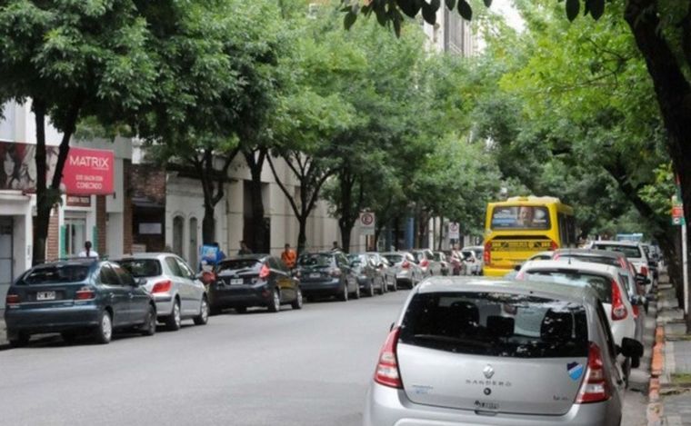 FOTO: Estacionamiento en dos manos en Rosario.