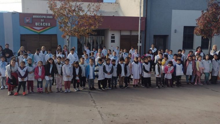 FOTO: Un colegio de Ucacha canta el Himno en Lengua de Señas