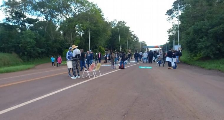FOTO: Los manifestantes hicieron varios cortes sobre la ruta nacional 12. 