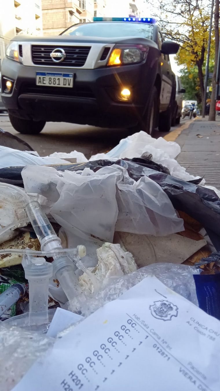 FOTO: Clausuraron la clínica Chutro por arrojo de residuos patógenos en la vía pública
