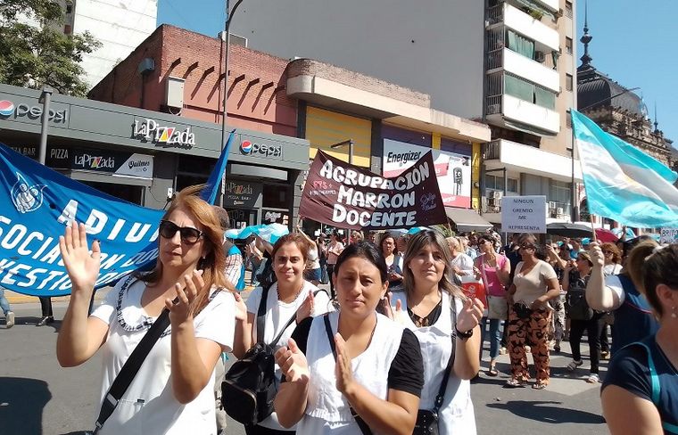FOTO: Universitarios de Tucumán convocan a marcha de antorchas y paro contra el ajuste