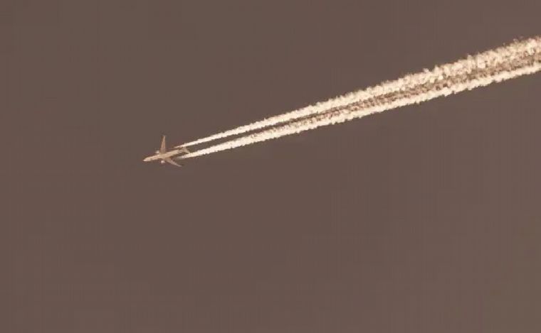 FOTO: Las razones por las que se producen turbulencias en un vuelo. (Foto: Adobe Stock)