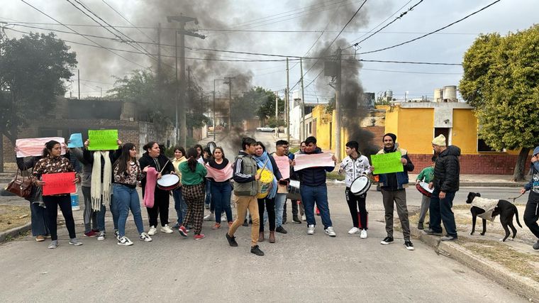 FOTO: Tomaron el IPEM 5 de Córdoba por falta de infraestructura y violencia escolar