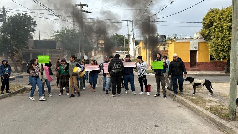 FOTO: Tomaron el IPEM 5 de Córdoba por falta de infraestructura y violencia escolar