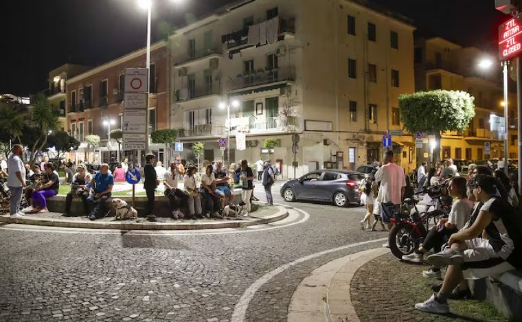 FOTO: Pánico en Pozzuoli por decenas de temblores (Gentileza: La Nación).