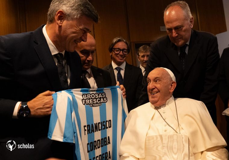 FOTO: Passerini saludó a Francisco en Roma y lo invitó a visitar la ciudad de Córdoba